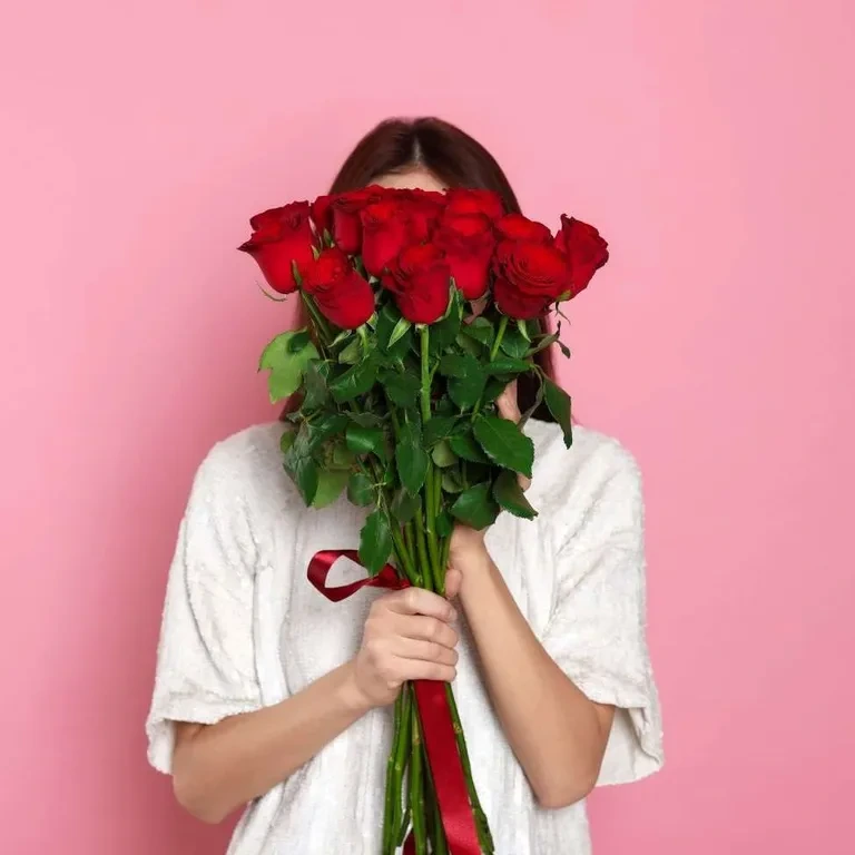 Ilustración oficial de la encuesta del Día de San Valentín de NRF 2026: una mujer sosteniendo flores