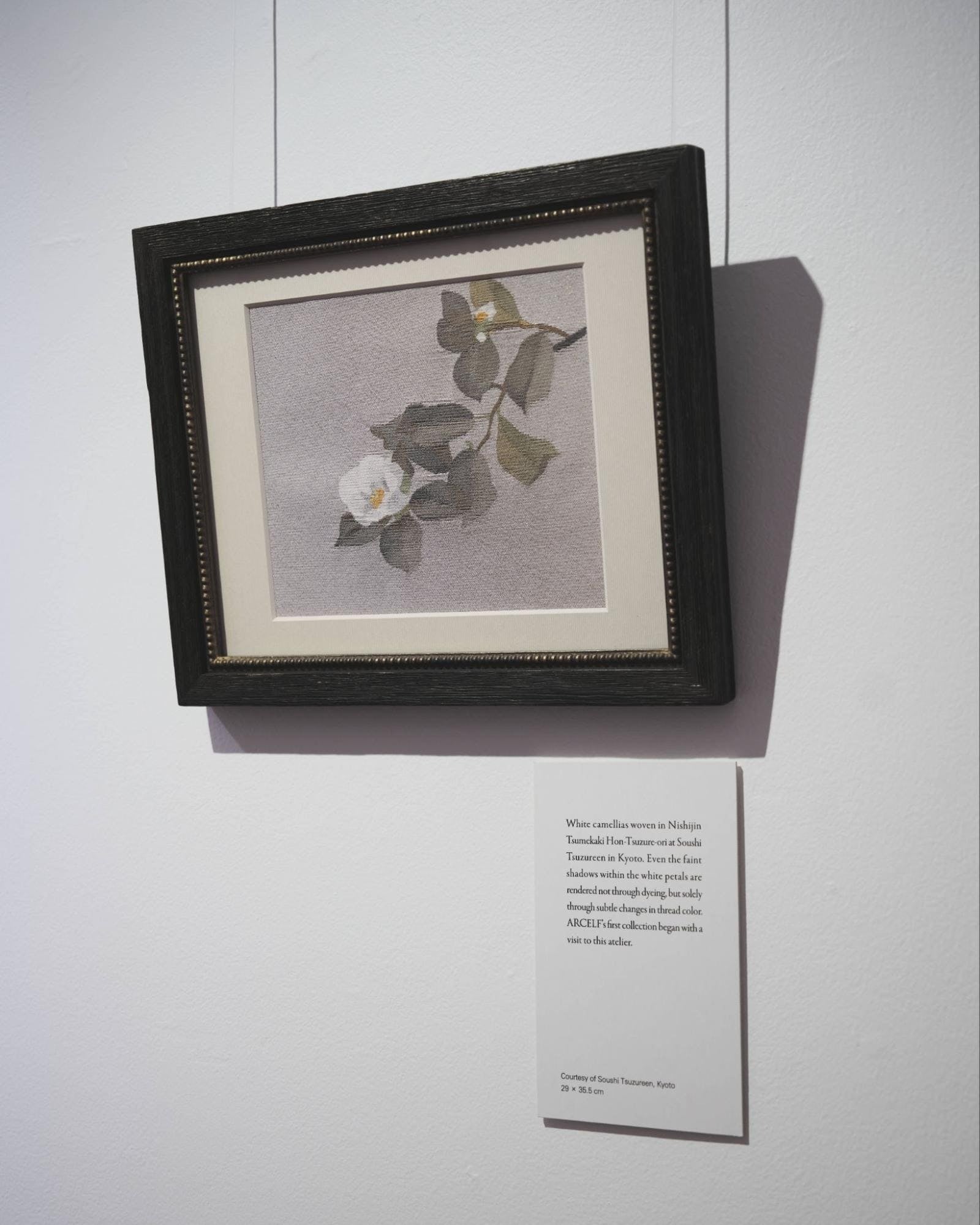 パリの展示で紹介された織物作品。