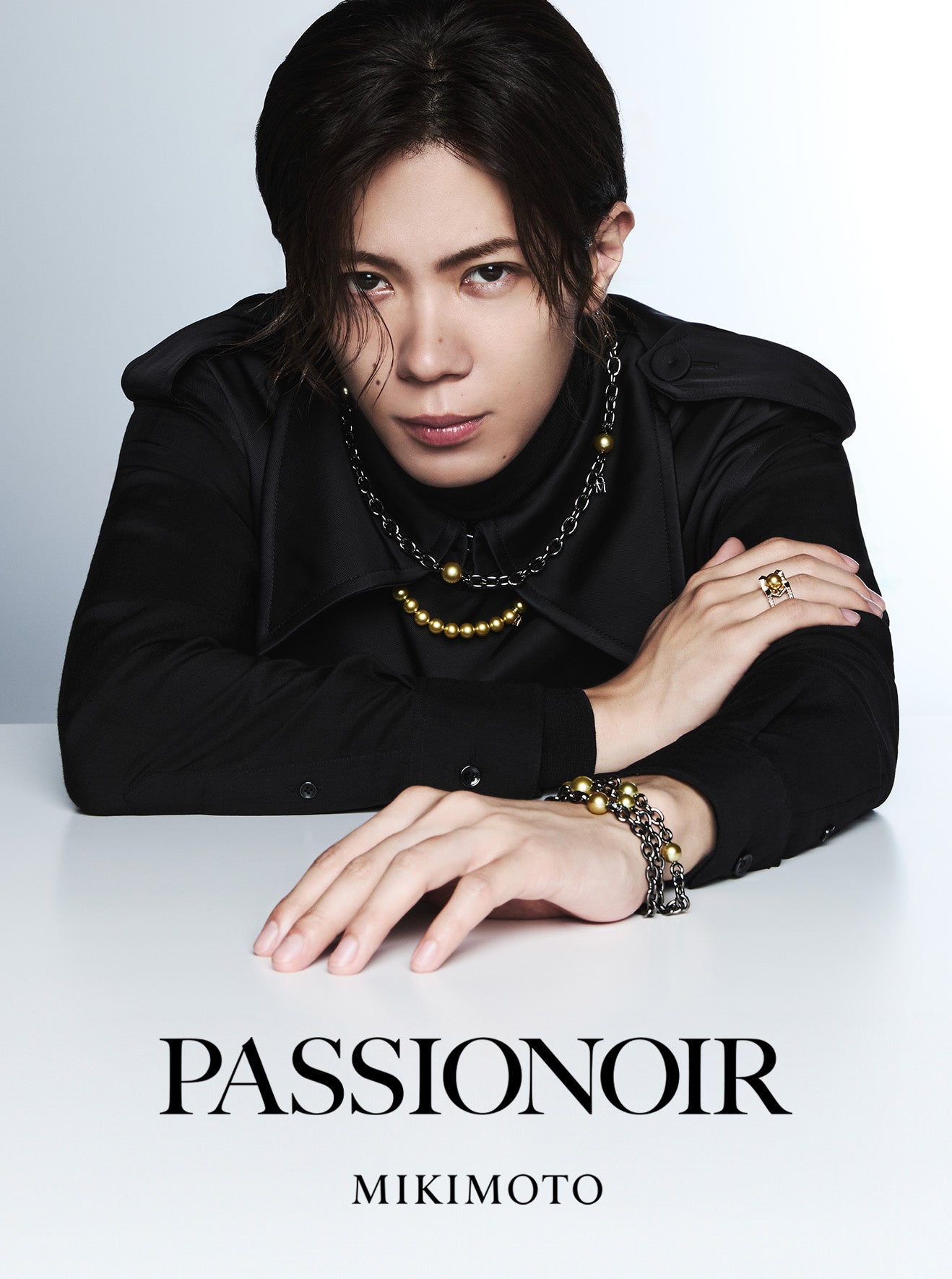진구지 유타가 목걸이와 팔찌를 레이어링한 PASSIONOIR 공식 캠페인 이미지.