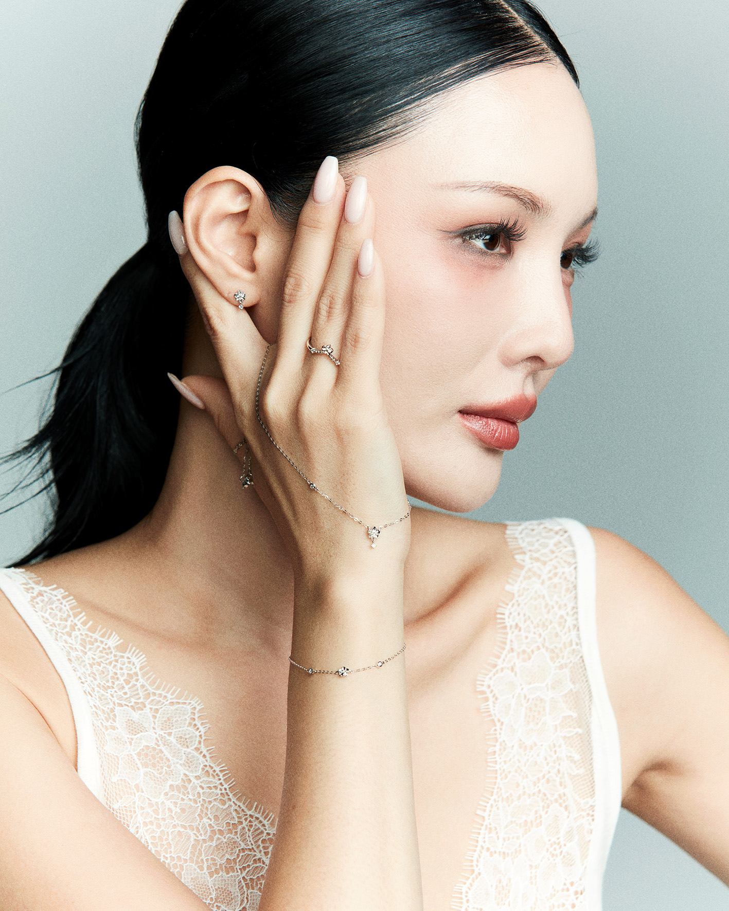 Orchidette · 14金ホワイトゴールド · ネックレスを手に持つスタイル
