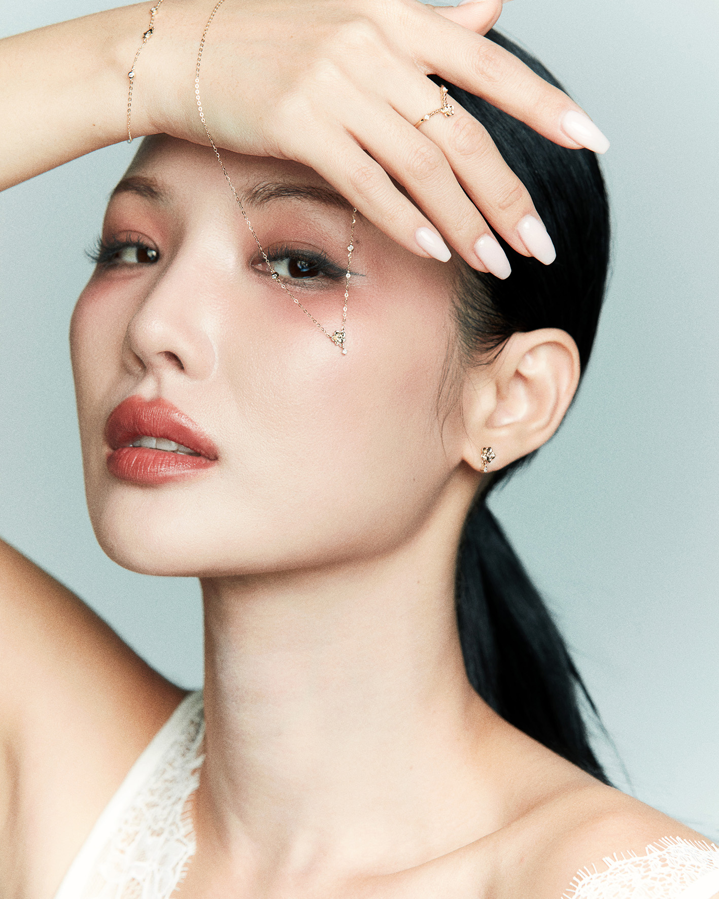 Orchidette · 14金イエローゴールド · ネックレスを手に持つスタイル