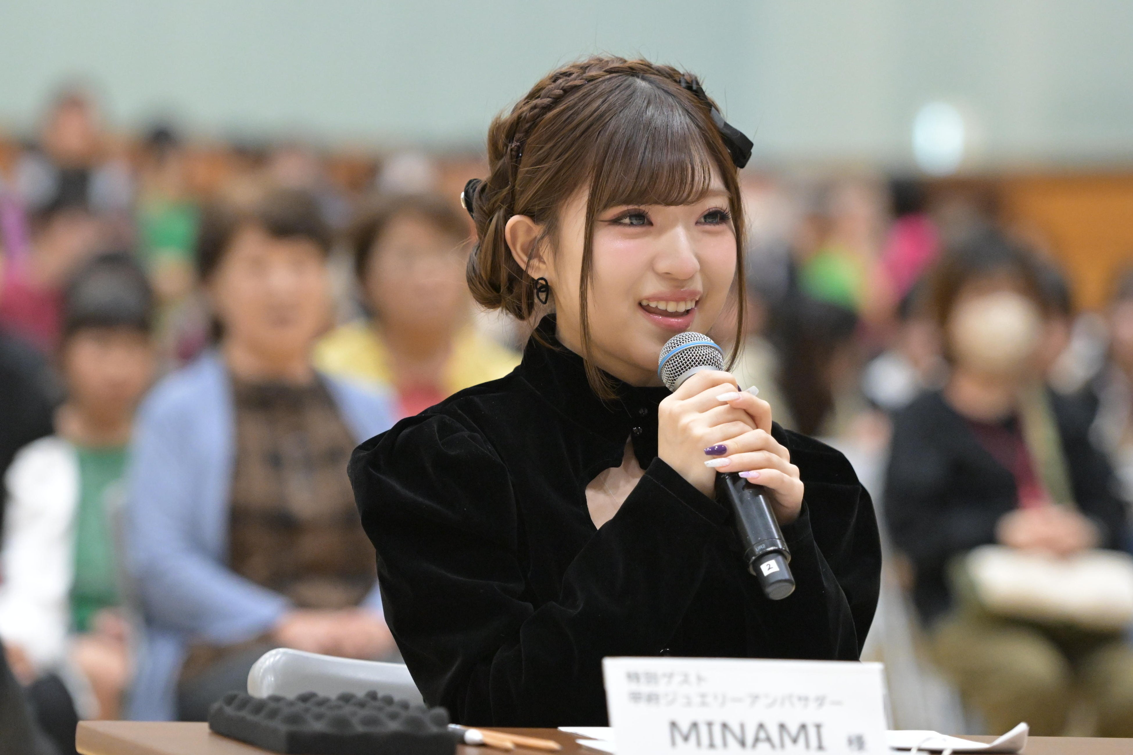 決勝でデザインについて語る甲府ジュエリーアンバサダーMINAMI。