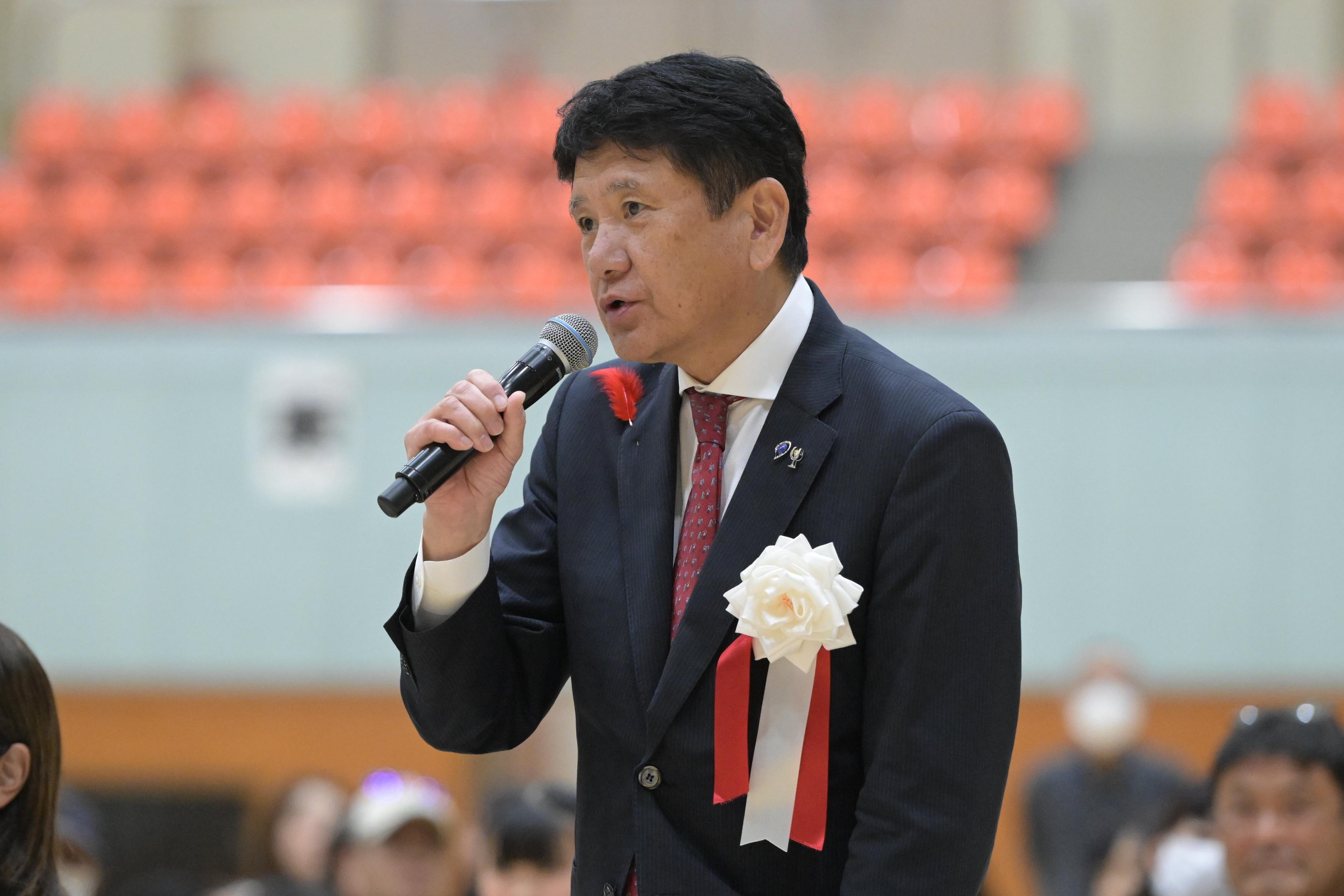 会場で講評する樋口雄一甲府市長。