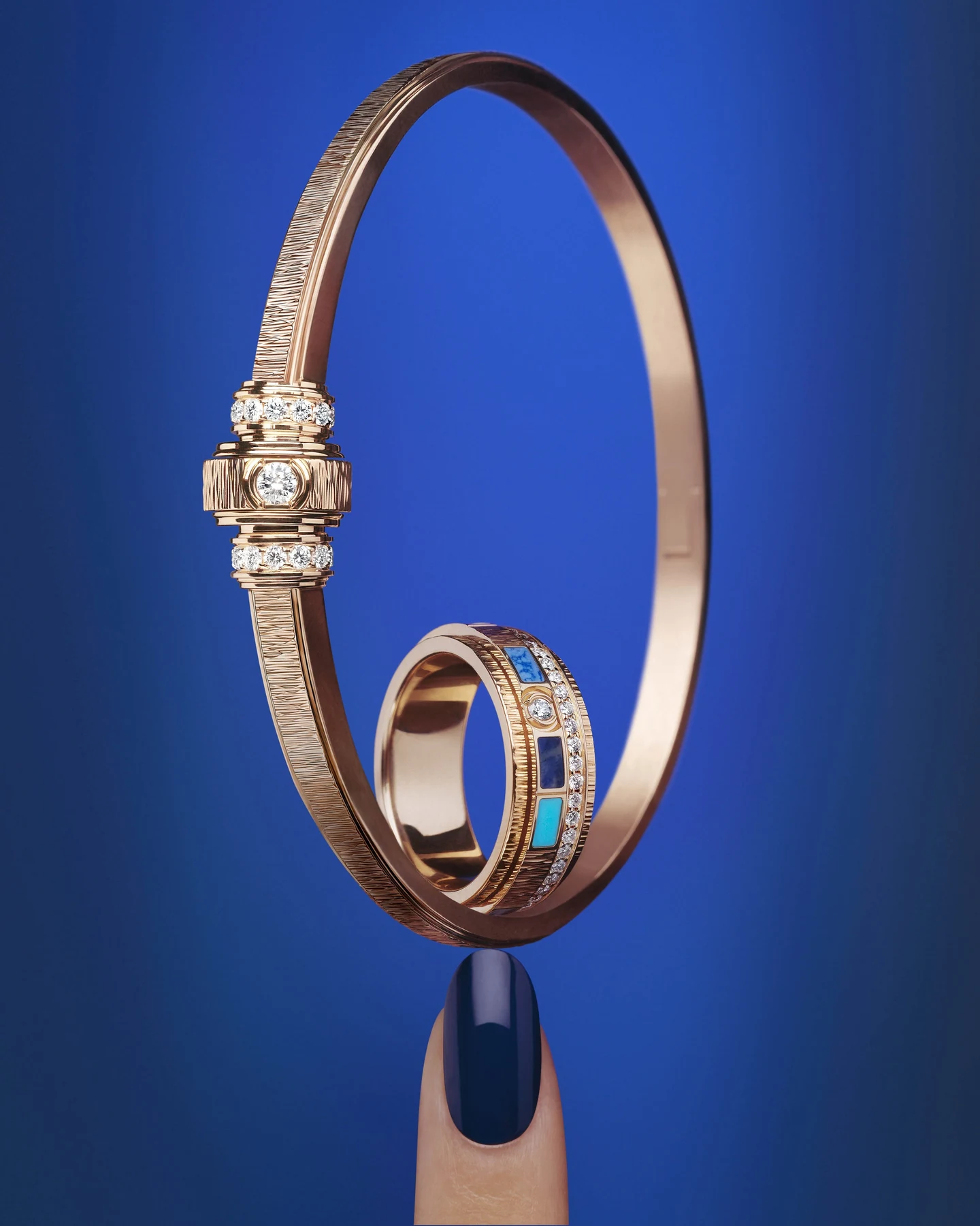 伯爵Possession Vibrant Palace蓝色硬石马赛克戒指与玫瑰金钻石手镯。图片：リシュモンジャパン 合同会社 / PR TIMES