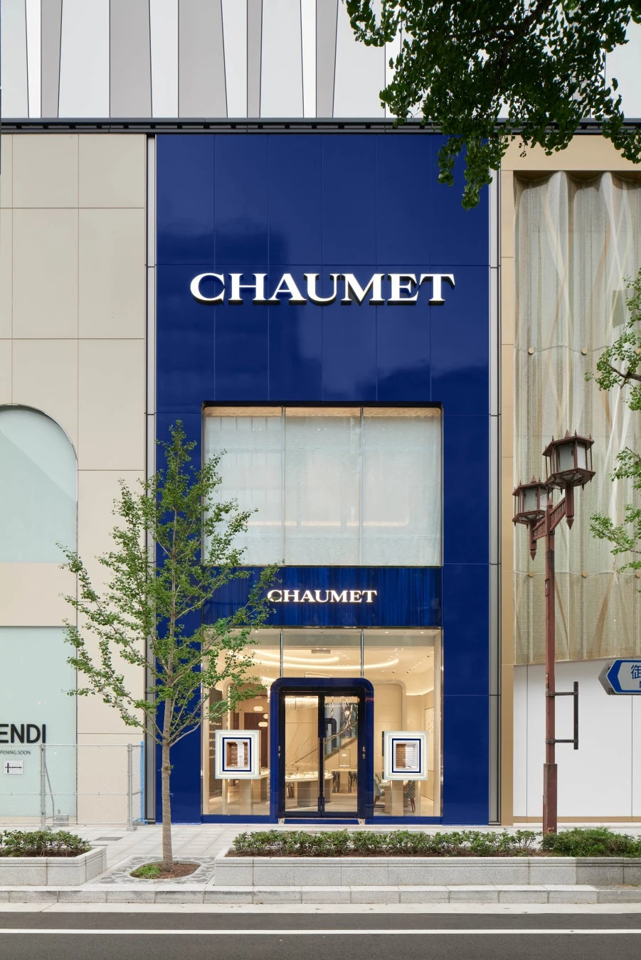 尚美巴黎大阪心斋桥旗舰店蓝色外立面 图片：CHAUMET / PR TIMES