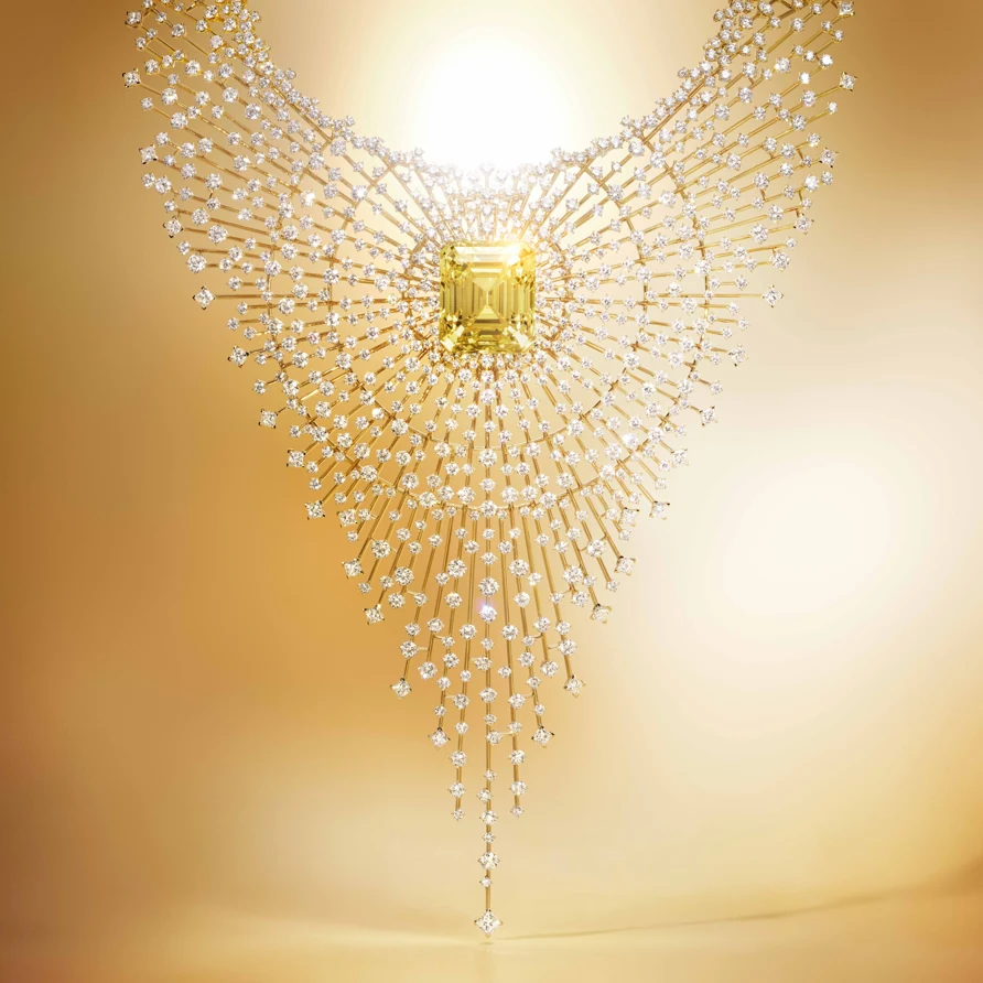 FRED Soleil d’Or Golden Light黄钻项链，放射状钻石流苏与金色背景。图片：LVMHウォッチ・ジュエリー ジャパン株式会社 / PR TIMES