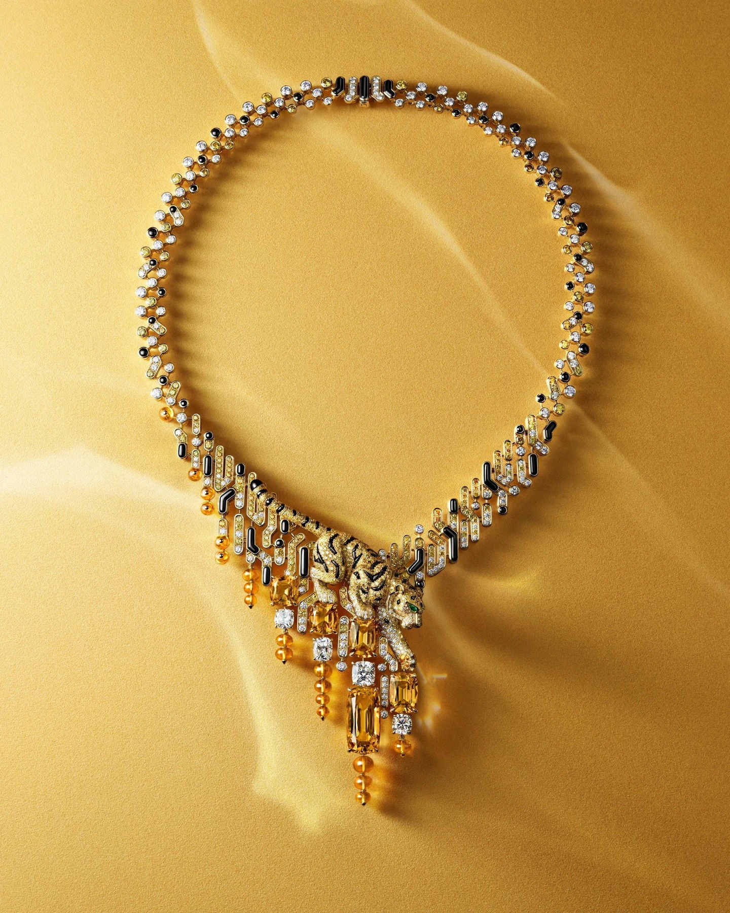 卡地亚Le Chœur des Pierres老虎高级珠宝项链，黄色织物背景。图片：© Cartier / PR TIMES