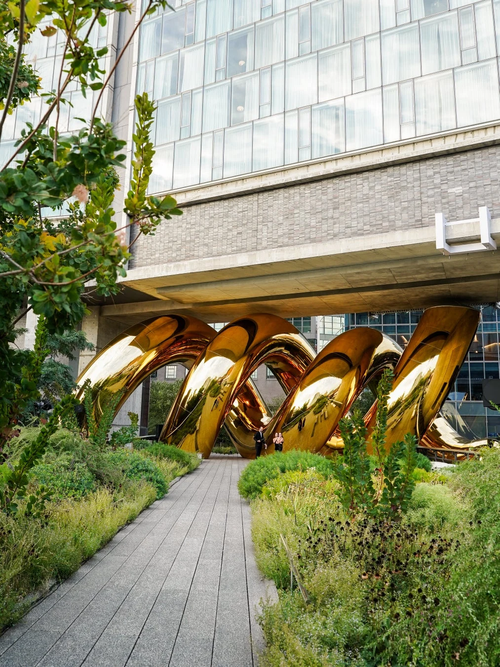 宝格丽auruBOROS金色灵蛇公共艺术装置在纽约高线公园 图片：Bvlgari / PR TIMES；装置创作：Plastique Fantastique