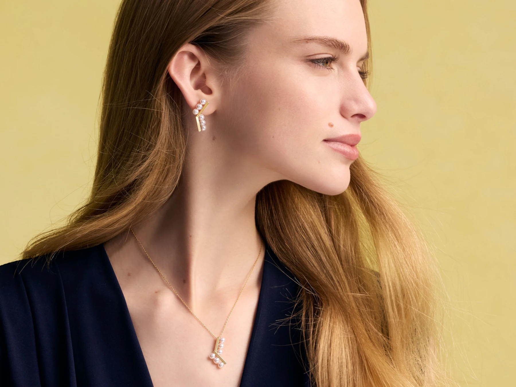 TASAKI balance step neo珍珠耳饰与arm neo吊坠的官方模特展示。图片：株式会社TASAKI / PR TIMES