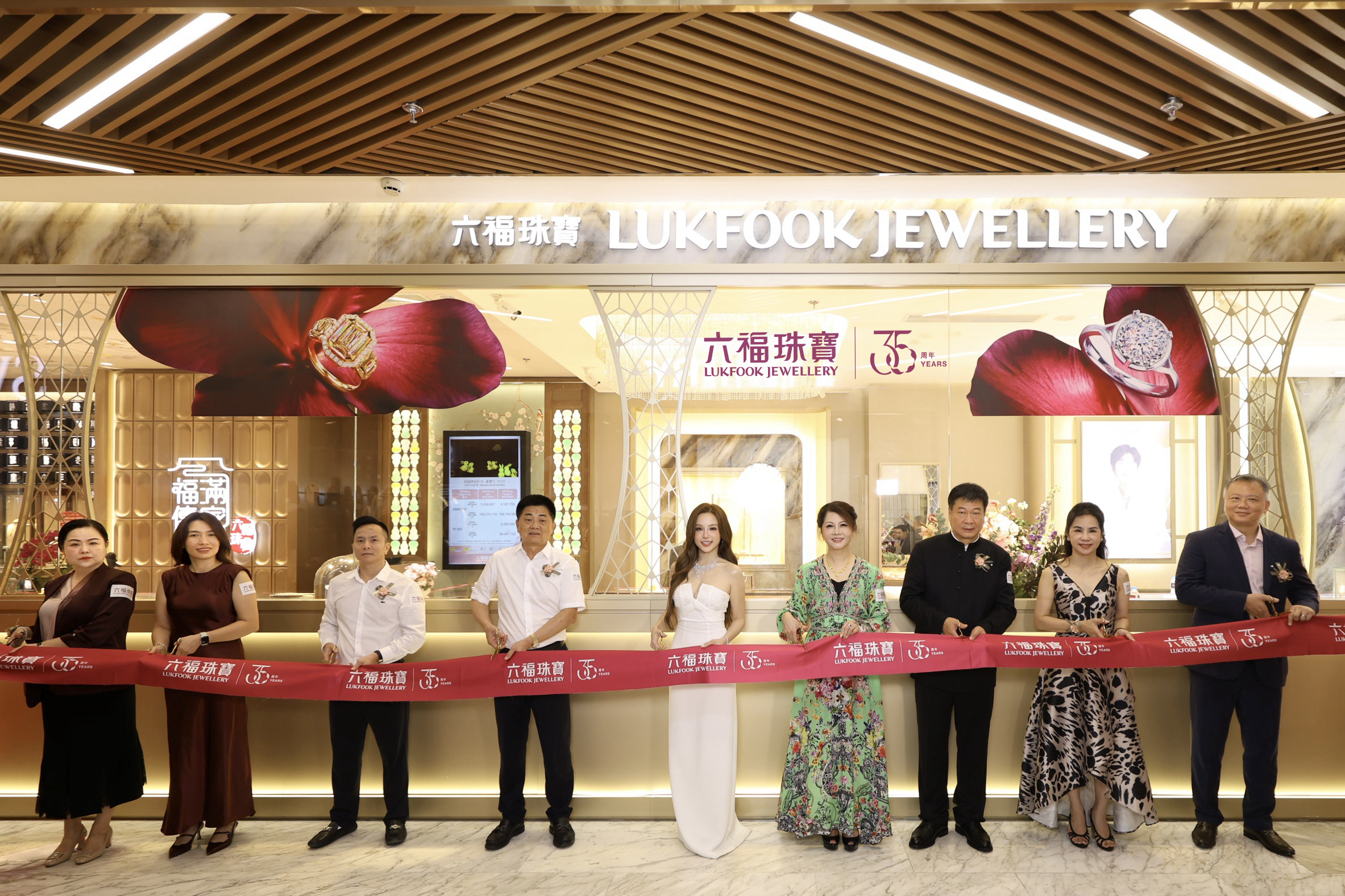 六福珠宝永琴同起购物中心新店剪彩,主礼嘉宾站在带35周年标识的门店前
